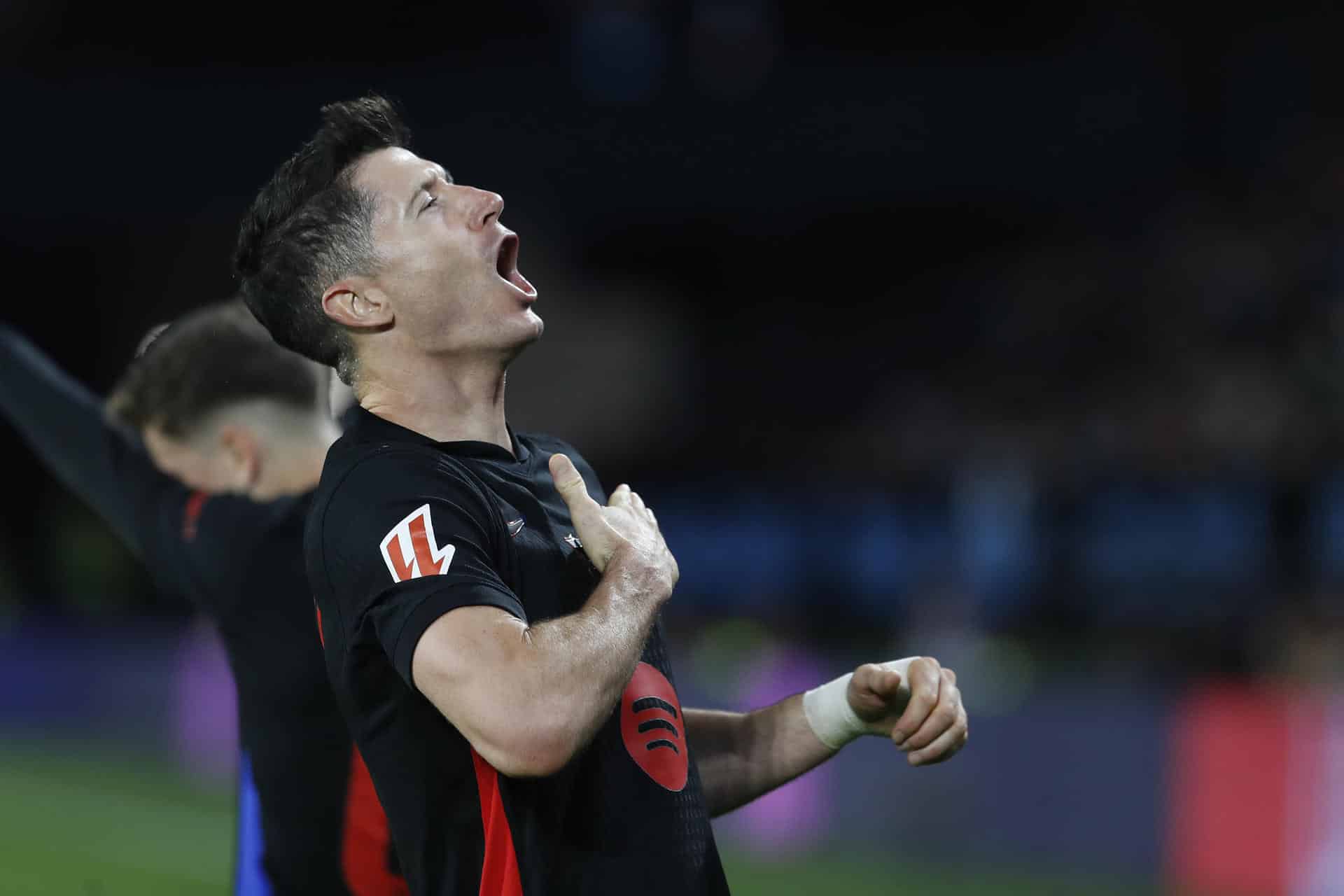 Fotografía de archivo de Robert Lewandowski celebrado un gol. EFE / Salvador Sas.