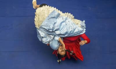 Un par de cholitas luchadoras, durante un combate, en La Paz (Bolivia). EFE/Esteban Biba