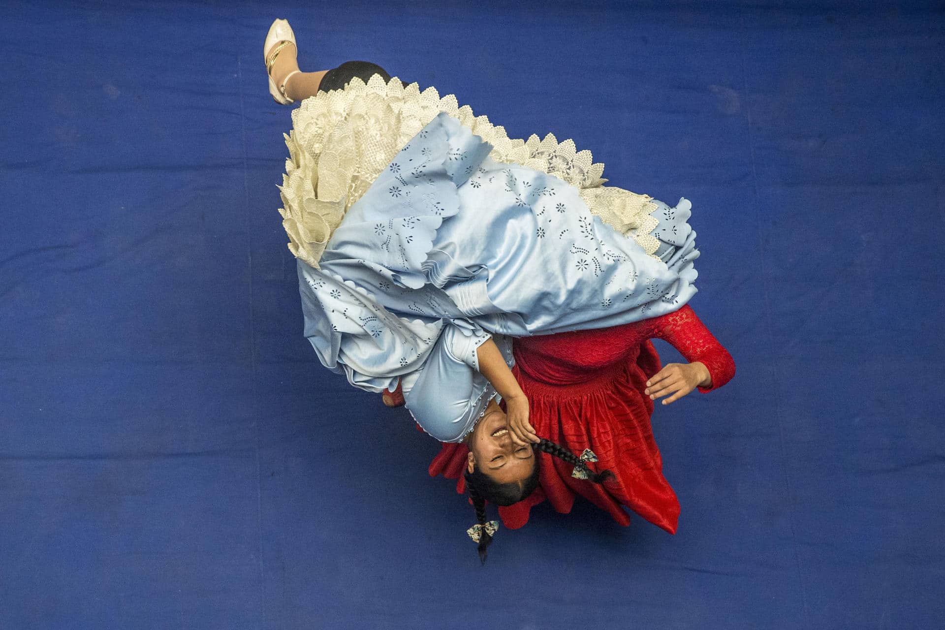 Un par de cholitas luchadoras, durante un combate, en La Paz (Bolivia). EFE/Esteban Biba