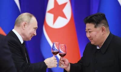 Fotografía del 19 de junio de 2024 de un encuentro entre el presidente ruso, Vladímir Putin, y el líder norcoreano, Kim Jong-un. EFE/EPA/VLADIMIR SMIRNOV / SPUTNIK / KREMLIN POOL MANDATORY CREDIT