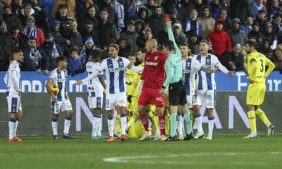 El colegiado muestra cartulina roja al jugador del Leganés Óscar Rodríguez durante el encuentro de la jornada 18 de LaLiga que CD Leganés y Villarreal CF disputaron en el estadio de Butarque, en Leganés. EFE/Kiko Huesca