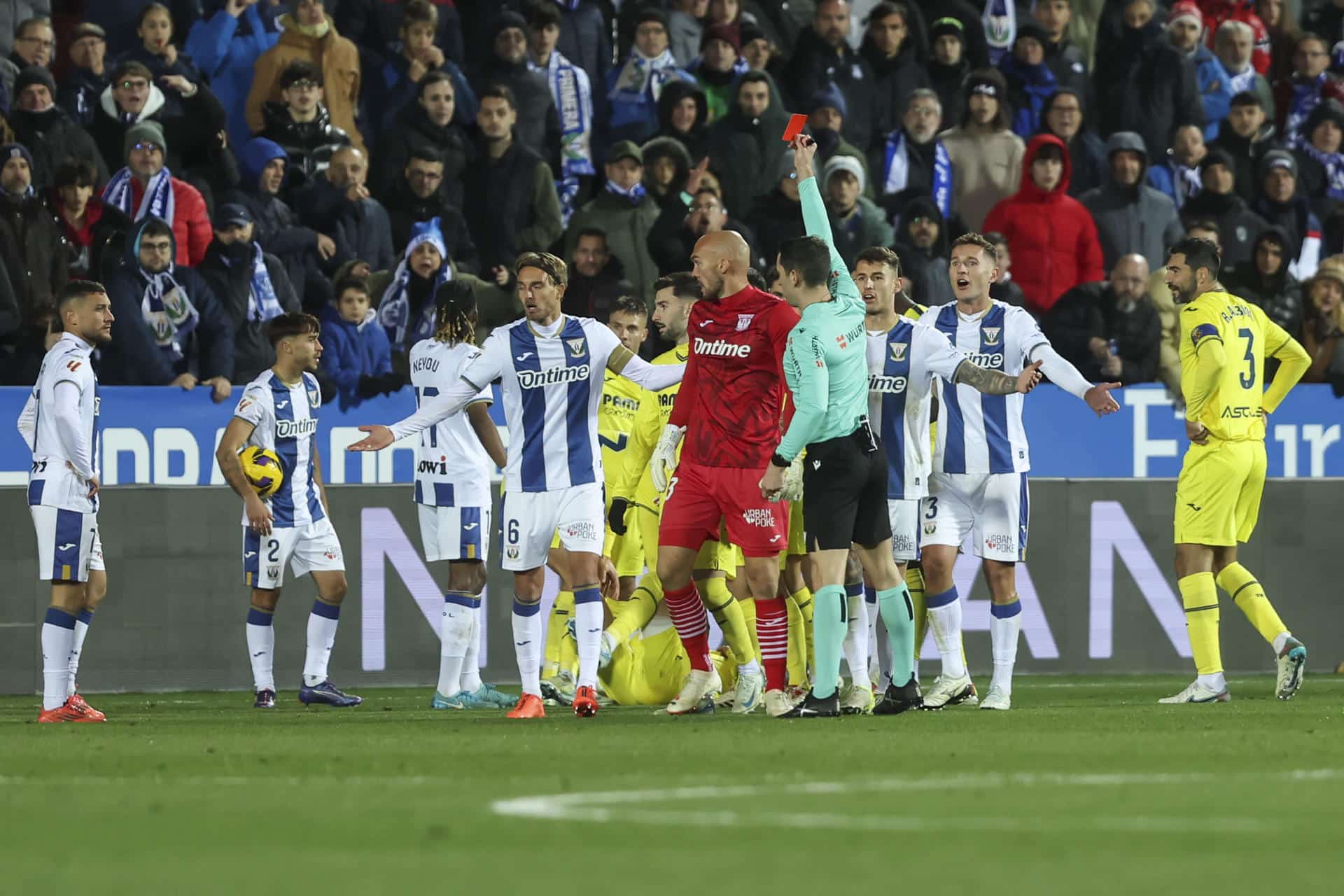 El colegiado muestra cartulina roja al jugador del Leganés Óscar Rodríguez durante el encuentro de la jornada 18 de LaLiga que CD Leganés y Villarreal CF disputaron en el estadio de Butarque, en Leganés. EFE/Kiko Huesca