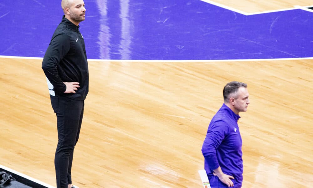 El entrenador de los Brooklyn Nets, Jordi Fernández (i), y Darko Rajakovic de Toronto Raptors asisten este jueves a un partido en el Scotiabank Arena, en Toronto (Canadá). EFE/ Julio César Rivas