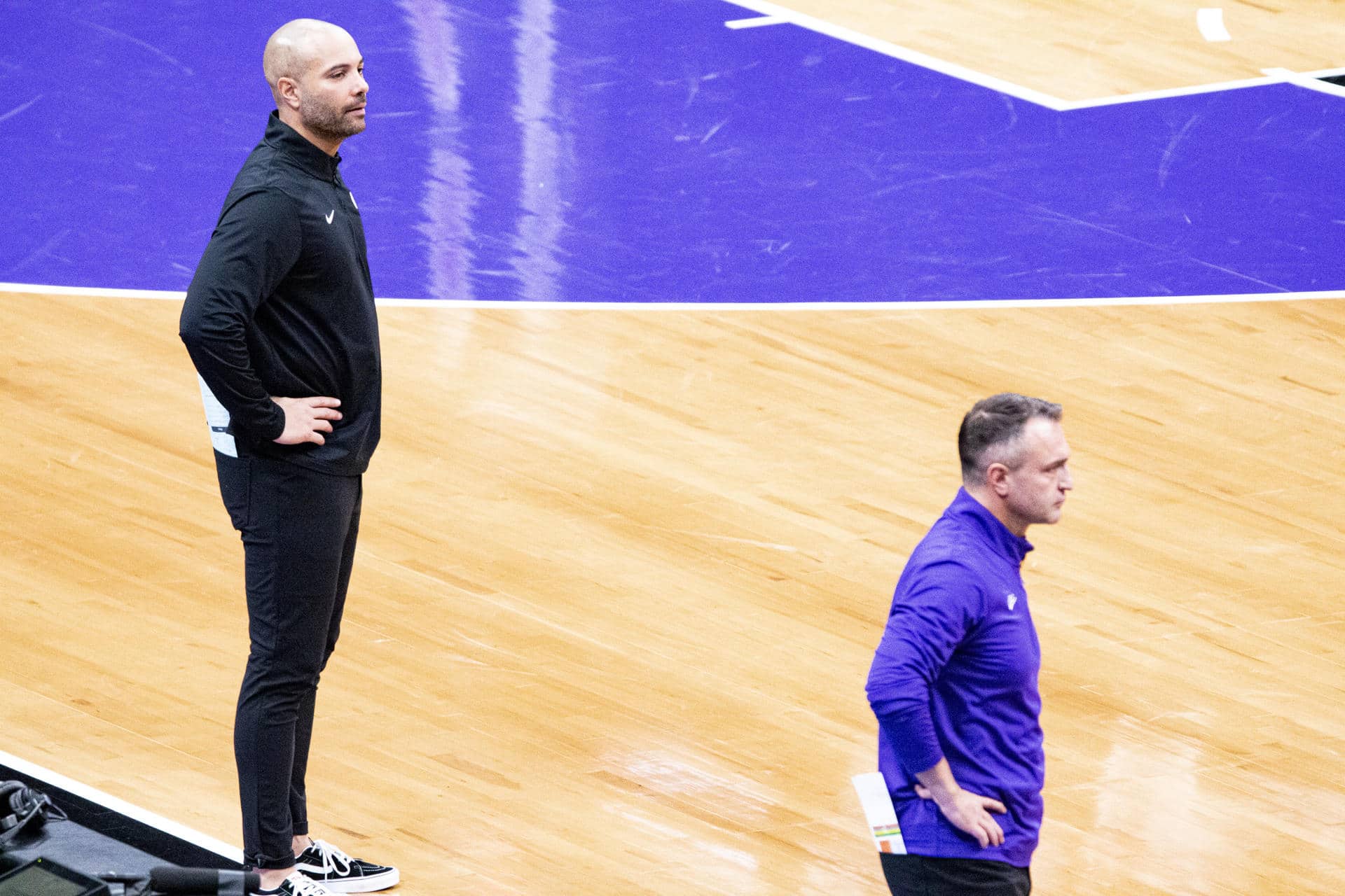 El entrenador de los Brooklyn Nets, Jordi Fernández (i), y Darko Rajakovic de Toronto Raptors asisten este jueves a un partido en el Scotiabank Arena, en Toronto (Canadá). EFE/ Julio César Rivas