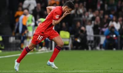 El defensa del Sevilla Jesús Navas sale al terreno de juego en el que será su último partido como futbolista profesional durante el encuentro de LaLiga entre el Real Madrid y el Sevilla, este domingo en el estadio Santiago Bernabéu. EFE/ Fernando Villar