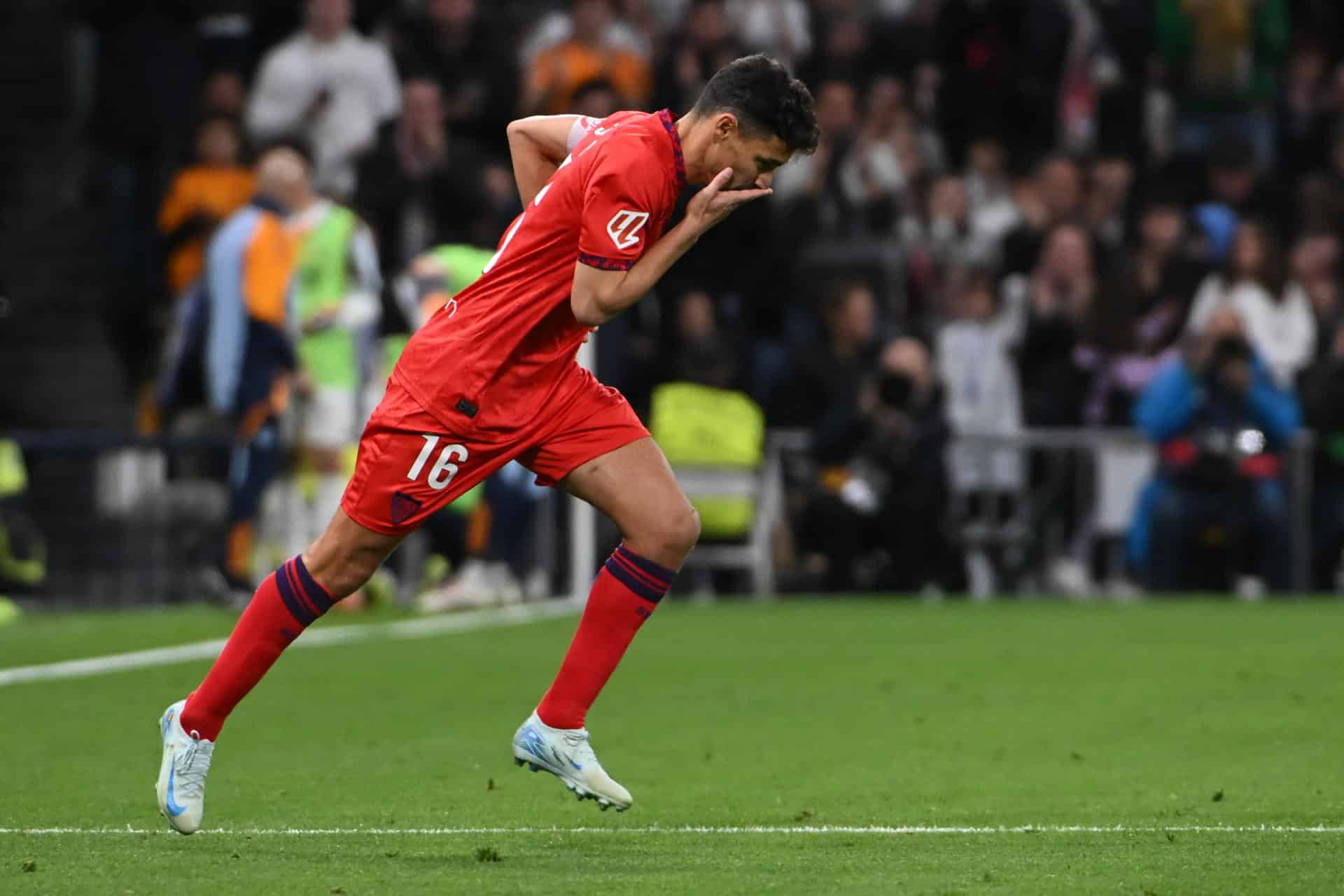 El defensa del Sevilla Jesús Navas sale al terreno de juego en el que será su último partido como futbolista profesional durante el encuentro de LaLiga entre el Real Madrid y el Sevilla, este domingo en el estadio Santiago Bernabéu. EFE/ Fernando Villar