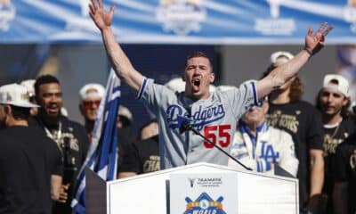 Fotografía de archivo, tomada el pasado 1 de noviembre, en la que se registró al lanzador Walker Buehler (c-d), durante la celebración de los Dodgers luego de ganar la Serie Mundial de la MLB, en el Dodger Stadium de Los Ángeles (CA, EE.UU.). EFE/Caroline Brehman