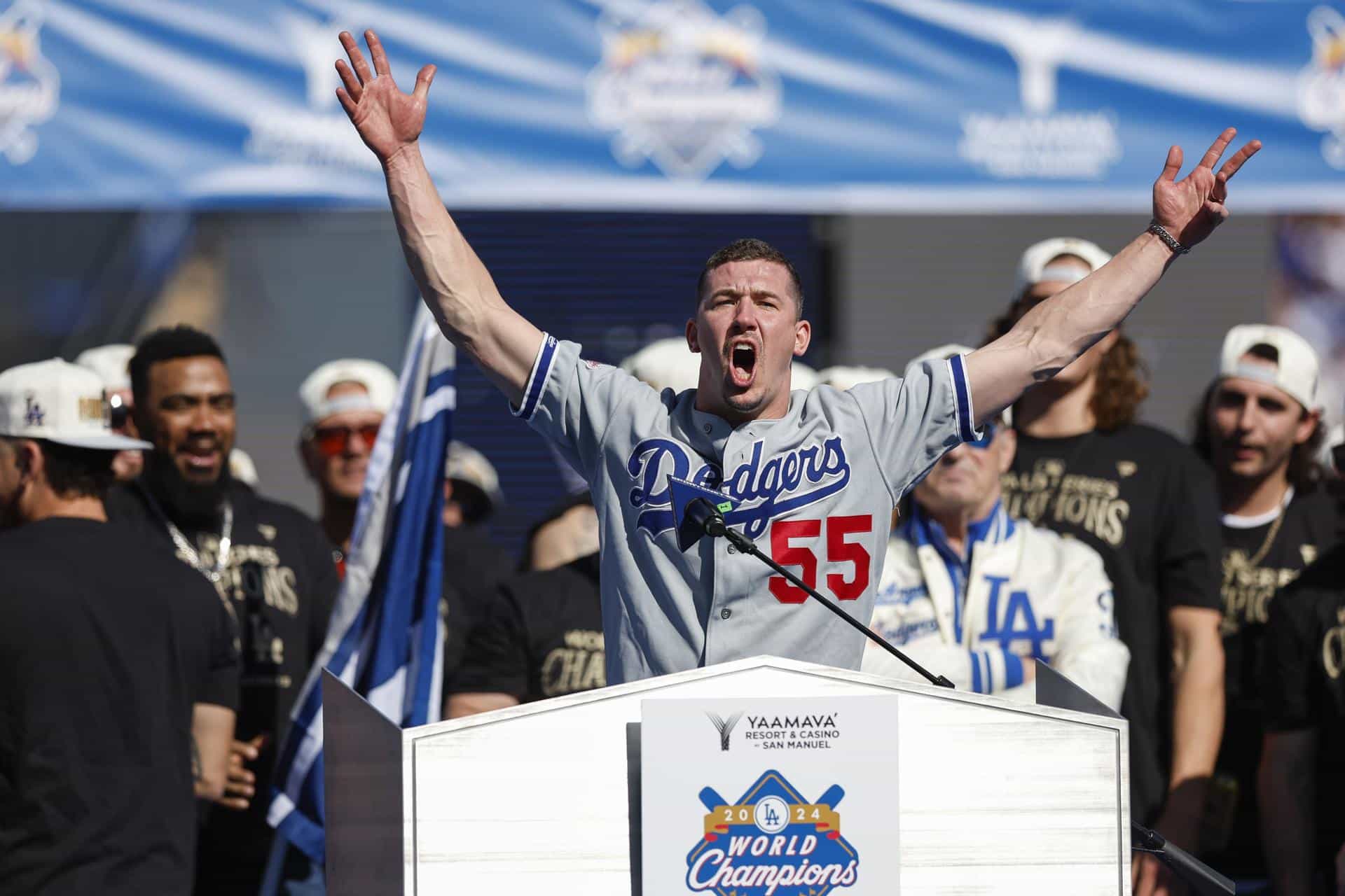 Fotografía de archivo, tomada el pasado 1 de noviembre, en la que se registró al lanzador Walker Buehler (c-d), durante la celebración de los Dodgers luego de ganar la Serie Mundial de la MLB, en el Dodger Stadium de Los Ángeles (CA, EE.UU.). EFE/Caroline Brehman