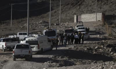 Agentes de la Guardia Nacional, policía estatal y peritos investigan la zona donde fue encontrado el cuerpo de un agente del Instituto Nacional de Migración de México (INM), este lunes en Ciudad Juárez (México). EFE/ Luis Torres