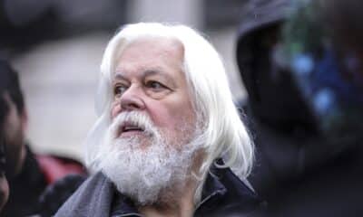 El activista medioambiental Paul Watson atiende a la prensa durante un acto tras su liberación celebrado este sábado en París. Watson, defensor de ballenas, se ha trasladado a la capital de Francia tras su puesta en libertad en Groenlandia, al no acceder Dinamarca a extraditarlo a Japón. EFE/TERESA SUAREZ