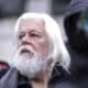 El activista medioambiental Paul Watson atiende a la prensa durante un acto tras su liberación celebrado este sábado en París. Watson, defensor de ballenas, se ha trasladado a la capital de Francia tras su puesta en libertad en Groenlandia, al no acceder Dinamarca a extraditarlo a Japón. EFE/TERESA SUAREZ