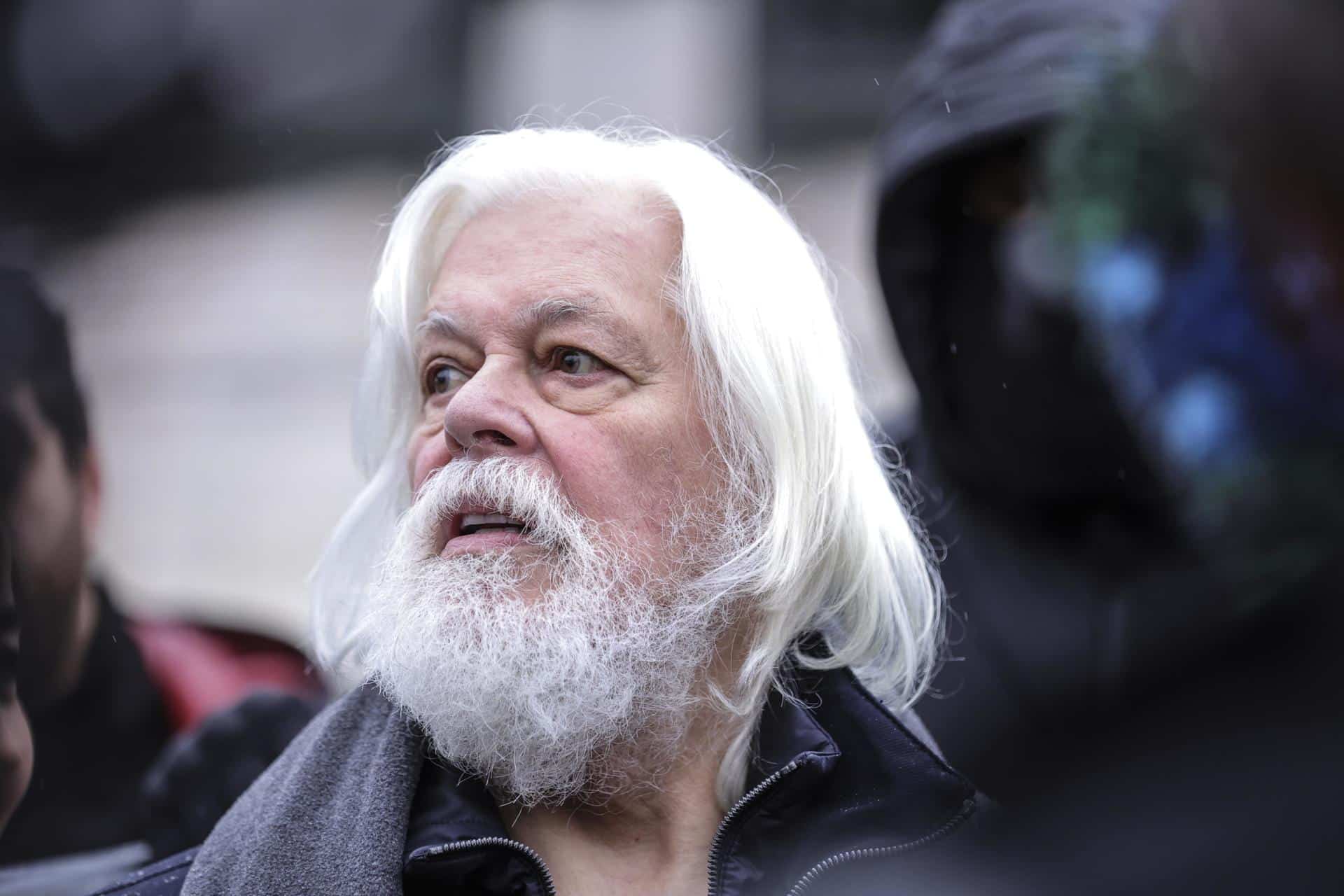 El activista medioambiental Paul Watson atiende a la prensa durante un acto tras su liberación celebrado este sábado en París. Watson, defensor de ballenas, se ha trasladado a la capital de Francia tras su puesta en libertad en Groenlandia, al no acceder Dinamarca a extraditarlo a Japón. EFE/TERESA SUAREZ