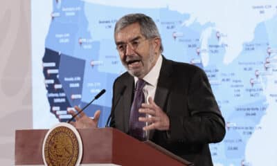 El canciller mexicano Juan Ramón de la Fuente, participa durante la conferencia de prensa matutina de la presidenta de México Claudia Sheinbaum este viernes, en el Palacio Nacional de la Ciudad de México (México). EFE/ José Méndez