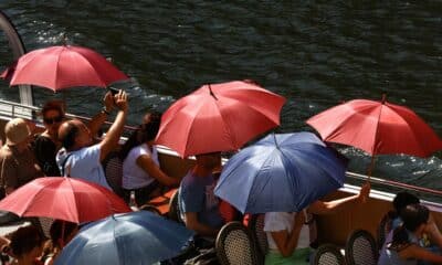 Imagen de este 2024 de varios turistas en plena ola de calor en Berlín, Alemania. EFE/EPA/FILIP SINGER