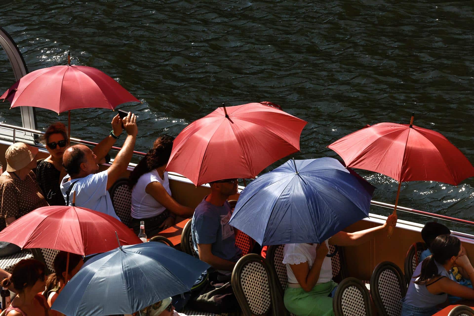 Imagen de este 2024 de varios turistas en plena ola de calor en Berlín, Alemania. EFE/EPA/FILIP SINGER