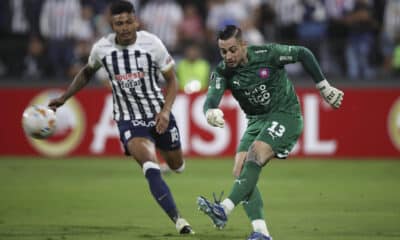 Fotografía de archivo, tomada el pasado 8 de mayo, en la que se registró al guardameta brasileño Jean Paulo Fernandes Filho, al actuar para el club paraguayo de fútbol Cerro Porteño, durante un partido de la Copa Libertadores, en Lima (Perú). EFE/Paolo Aguilar