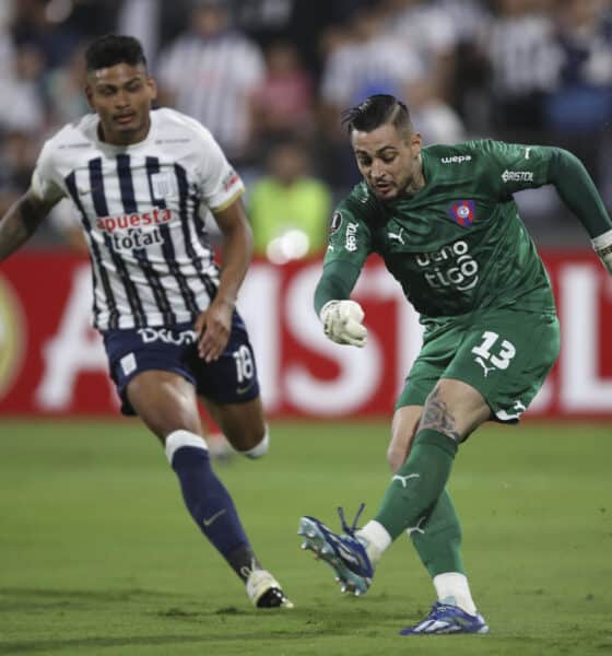 Fotografía de archivo, tomada el pasado 8 de mayo, en la que se registró al guardameta brasileño Jean Paulo Fernandes Filho, al actuar para el club paraguayo de fútbol Cerro Porteño, durante un partido de la Copa Libertadores, en Lima (Perú). EFE/Paolo Aguilar