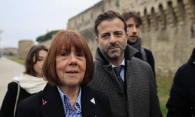 Gisele Pelicot y sus abogados a su llegada al Tribunal de Avignon. EFE/EPA/GUILLAUME HORCAJUELO