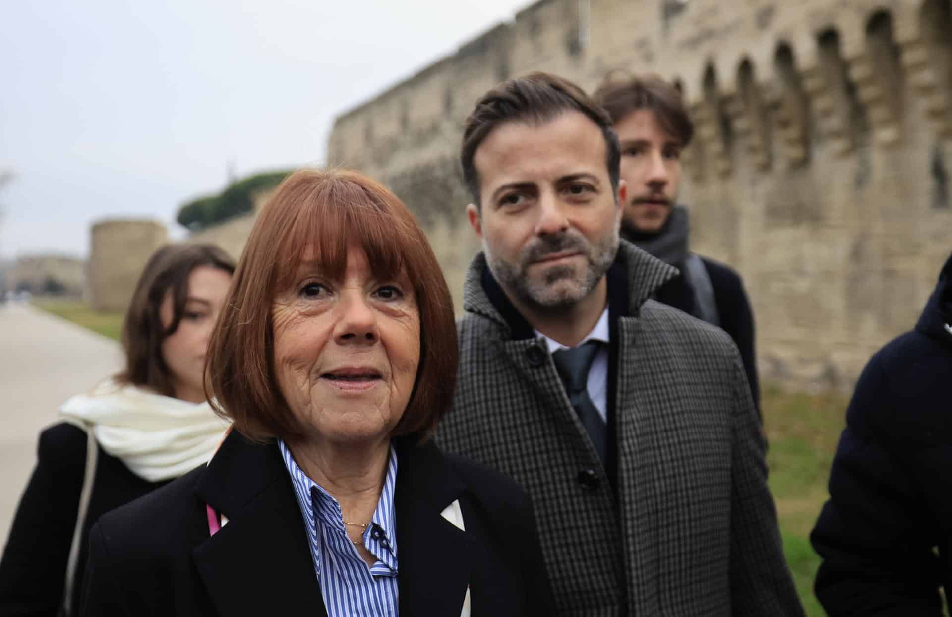 Gisele Pelicot y sus abogados a su llegada al Tribunal de Avignon. EFE/EPA/GUILLAUME HORCAJUELO