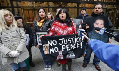 Imagen de archivo de integrantes de la organización LULAC protestan frente al edificio sede del condado en Chicago (Illinois). EFE/Kamil Krzaczynski