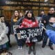 Imagen de archivo de integrantes de la organización LULAC protestan frente al edificio sede del condado en Chicago (Illinois). EFE/Kamil Krzaczynski