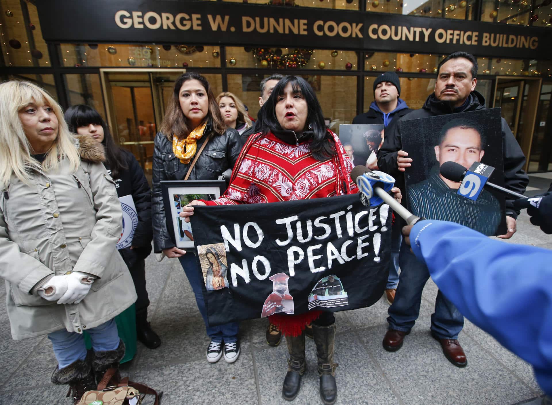 Imagen de archivo de integrantes de la organización LULAC protestan frente al edificio sede del condado en Chicago (Illinois). EFE/Kamil Krzaczynski