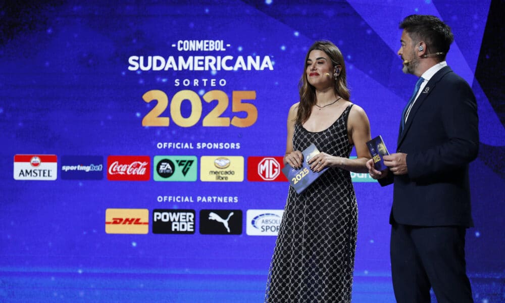 Los presentadores Marina Granziera (i) y Juan José Buscalia participan en el sorteo de la primera fase de la Copa Sudamericana 2025. EFE/ Juan Pablo Pino