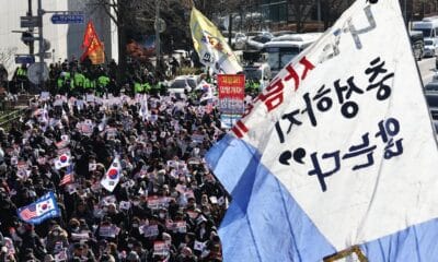 Los partidarios del presidente Yoon Suk Yeol realizan una manifestación cerca de la residencia presidencial en Seúl, Corea del Sur, 31 de diciembre de 2024. Un tribunal de Seúl emitió una orden de detención contra el destituido Yoon el 31 de diciembre por su fallida imposición de la ley marcial. (Protests, South Korea, Seoul) 
EFE/EPA/YONHAP SUDCOREA FUERA