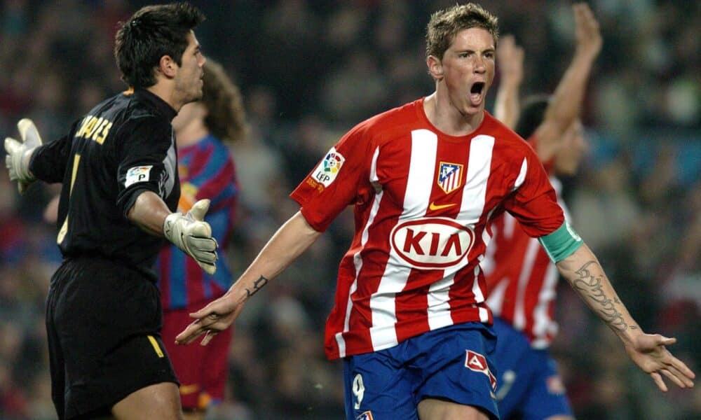 Fernando Torres celebra uno de sus dos goles al Barcelona en 2006. EFE/Andreu Dalmau.