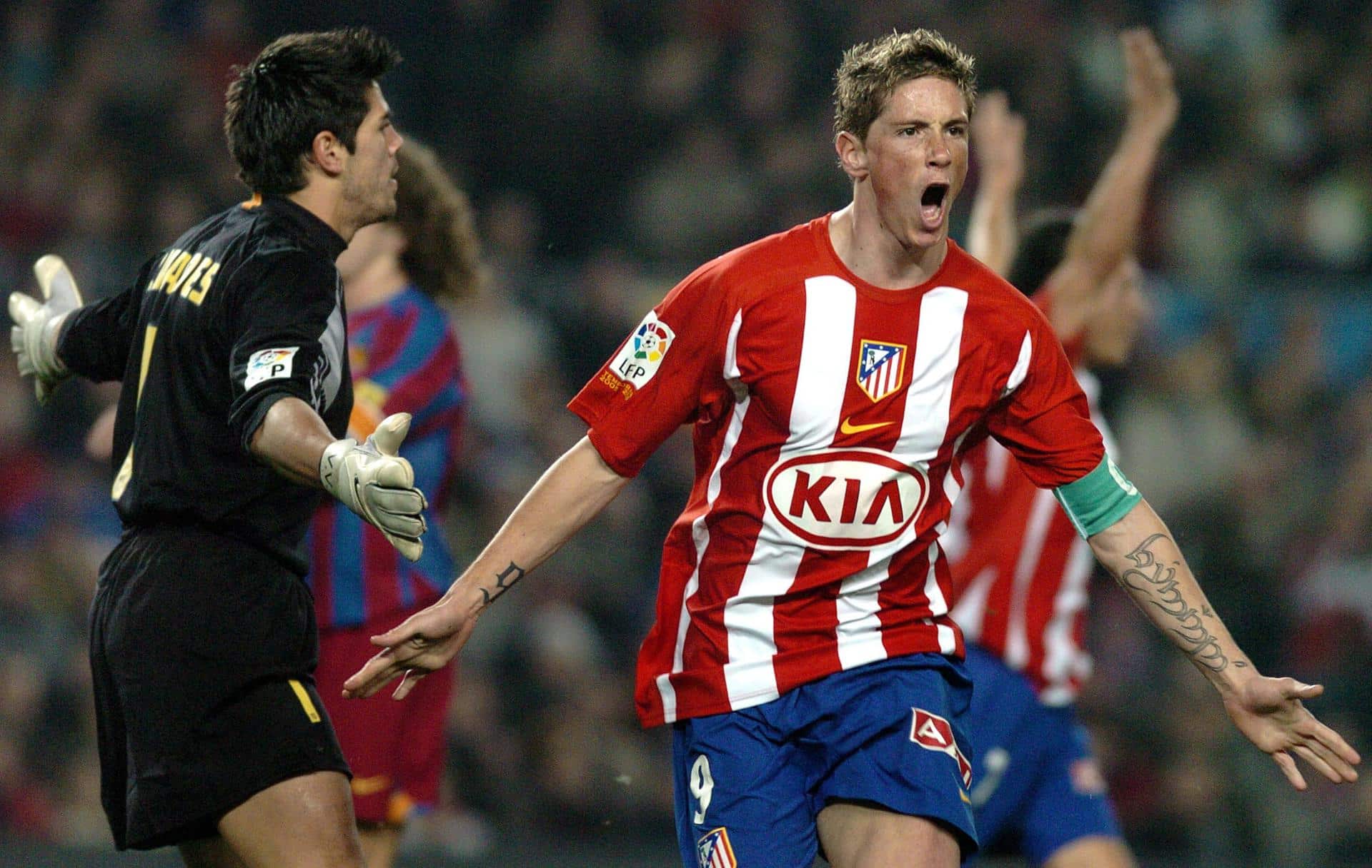 Fernando Torres celebra uno de sus dos goles al Barcelona en 2006. EFE/Andreu Dalmau.