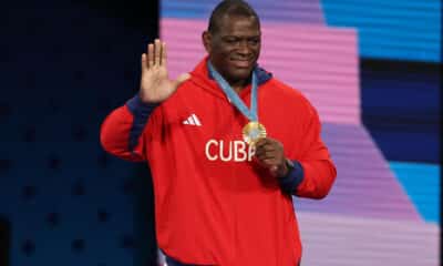 El luchador cubano Mijaín López al celebrar la obtención de la medalla de oro de la Lucha Grecorromana en la categoría masculina de los 130 kg de los Juegos Olímpicos París 2024, su quinta presea dorada olímpica en la misma categoría, el pasado 6 de agosto, en la capital francesa. EFE/Miguel Gutiérrez