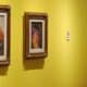 Fotografía de archivo en donde una mujer contempla los cuadros 'Autorretrato con Changuito' (1941), (i), y 'La Máscara' (1945), (d), de la pintora mexicana Frida Khalo. EFE/Jens Kalaene