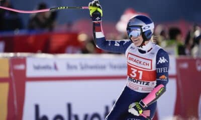 La estadounidense Lindsey Vonn saluda tras concluir el Super-G de la Copa del Mundo de Esquí Alpino en St. Moritz, Suiza. EFE/EPA/TIL BUERGY