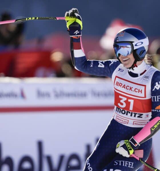 La estadounidense Lindsey Vonn saluda tras concluir el Super-G de la Copa del Mundo de Esquí Alpino en St. Moritz, Suiza. EFE/EPA/TIL BUERGY