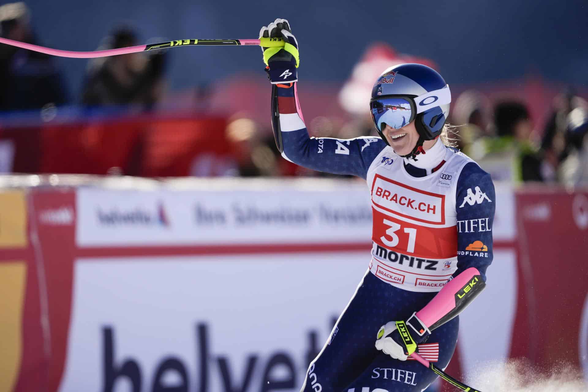 La estadounidense Lindsey Vonn saluda tras concluir el Super-G de la Copa del Mundo de Esquí Alpino en St. Moritz, Suiza. EFE/EPA/TIL BUERGY