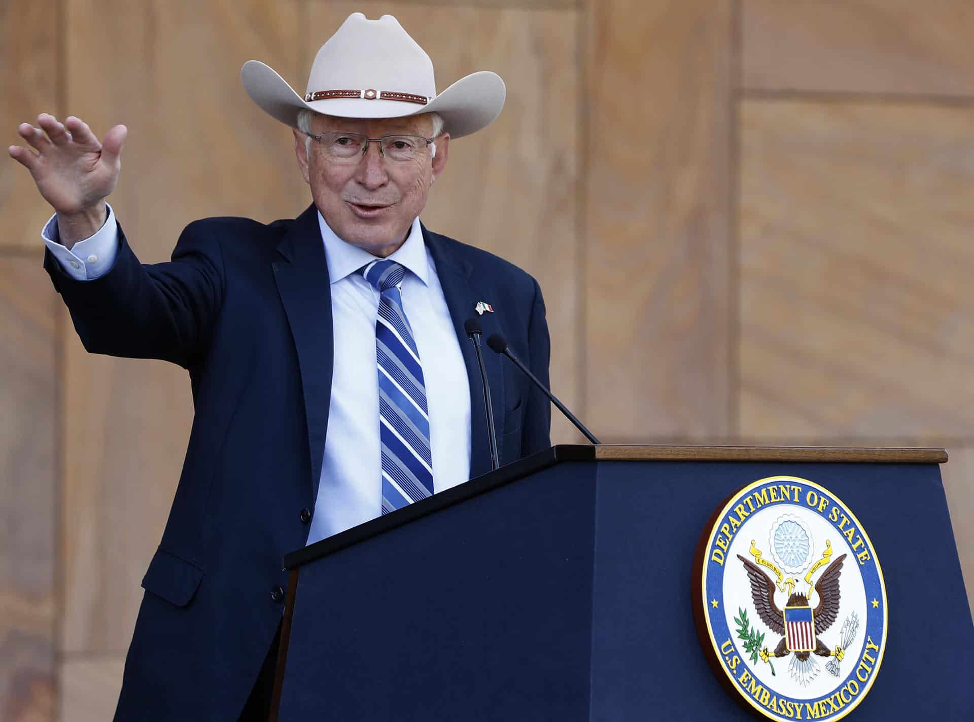 El embajador de Estados Unidos en México, Ken Salazar habla durante un acto protocolario este martes, en Ciudad de México (México). 
 EFE/ Mario Guzmán