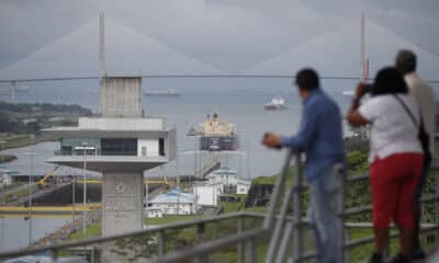 Fotografía de archivo que muestra a personas observando el tránsito de un buque por las esclusas de Agua Clara, en el Canal de Panamá (Panamá). EFE/ Bienvenido Velasco