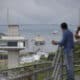 Fotografía de archivo que muestra a personas observando el tránsito de un buque por las esclusas de Agua Clara, en el Canal de Panamá (Panamá). EFE/ Bienvenido Velasco