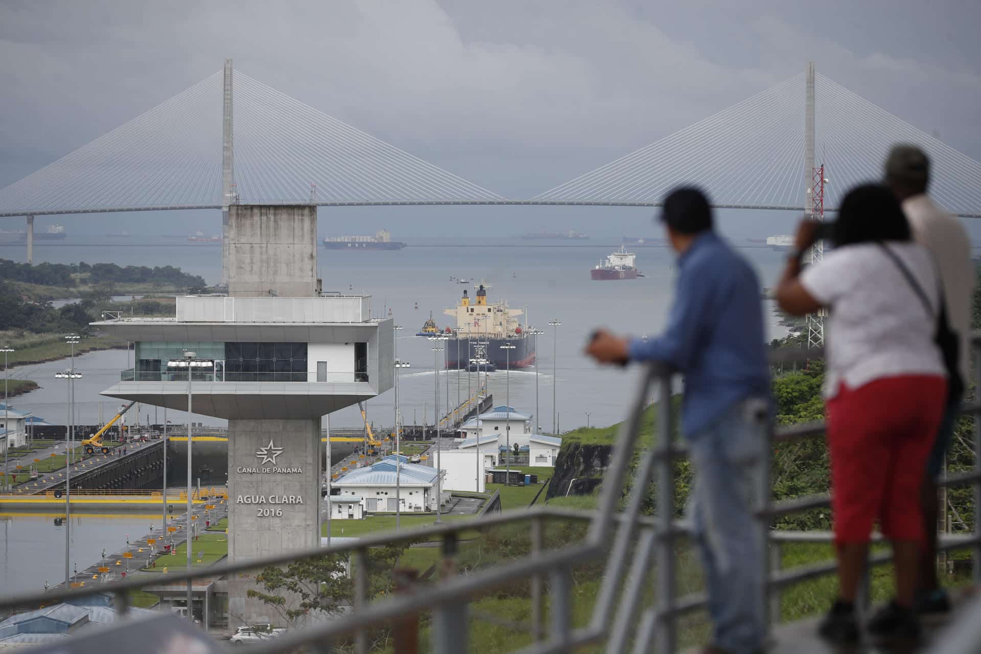 Fotografía de archivo que muestra a personas observando el tránsito de un buque por las esclusas de Agua Clara, en el Canal de Panamá (Panamá). EFE/ Bienvenido Velasco