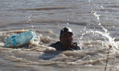 Un migrante cruza el Río Bravo, en la frontera que divide a México de los Estados Unidos, en Ciudad Juárez (México). Archivo. EFE/Luis Torres