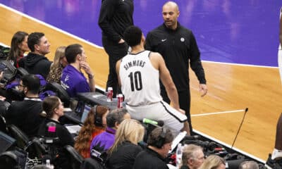 El entrenador de los Brooklyn Nets, Jordi Fernández (d), habla con Ben Simmons este jueves, durante el partido frente a Toronto Raptors en el Scotiabank Arena, en Toronto (Canadá). EFE/ Julio César Rivas