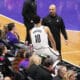 El entrenador de los Brooklyn Nets, Jordi Fernández (d), habla con Ben Simmons este jueves, durante el partido frente a Toronto Raptors en el Scotiabank Arena, en Toronto (Canadá). EFE/ Julio César Rivas