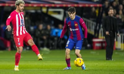 Imagen de archivo del último Barclona-Atlético de Madrid en el Olímpico con el francés Antoine Griezmann (i) y Pedri González (d). EFE/ Siu Wu