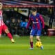 Imagen de archivo del último Barclona-Atlético de Madrid en el Olímpico con el francés Antoine Griezmann (i) y Pedri González (d). EFE/ Siu Wu