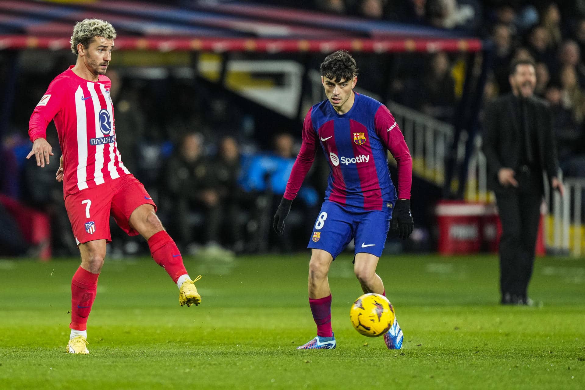 Imagen de archivo del último Barclona-Atlético de Madrid en el Olímpico con el francés Antoine Griezmann (i) y Pedri González (d). EFE/ Siu Wu