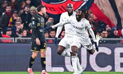 El jugador del Nápoles Frank Anguissa (d) celebra con su compñaero Romelu Lukaku un gol durante el partido de la Serie A que han jugado Genoa CFC y SSC Napoli en el Luigi Ferraris stadium en Génova, Italia. EFE/EPA/STRINGER