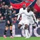 El jugador del Nápoles Frank Anguissa (d) celebra con su compñaero Romelu Lukaku un gol durante el partido de la Serie A que han jugado Genoa CFC y SSC Napoli en el Luigi Ferraris stadium en Génova, Italia. EFE/EPA/STRINGER