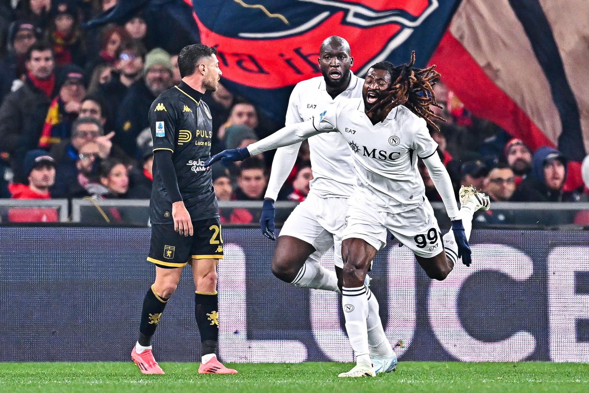 El jugador del Nápoles Frank Anguissa (d) celebra con su compñaero Romelu Lukaku un gol durante el partido de la Serie A que han jugado Genoa CFC y SSC Napoli en el Luigi Ferraris stadium en Génova, Italia. EFE/EPA/STRINGER