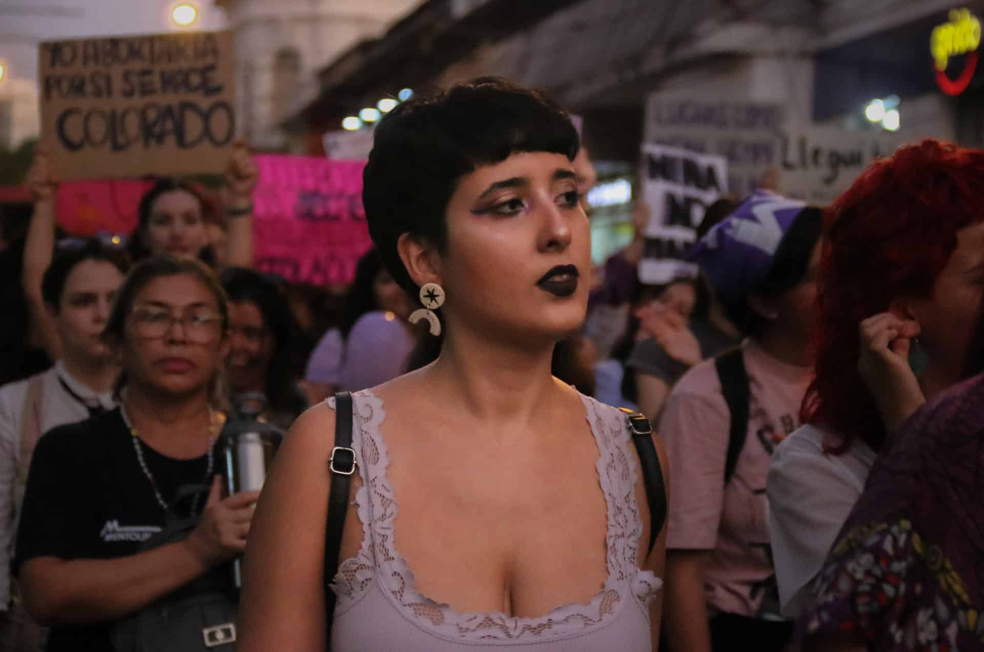 Fotografía de archivo en donde mujeres participan en una marcha con motivo del Día Internacional de la Mujer, en Asunción (Paraguay). EFE/ Rubén Peña