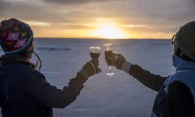 Fotografía del 22 de diciembre de 2024 de turistas celebrando en el salar de Uyuni (Bolivia). EFE/ Esteban Biba